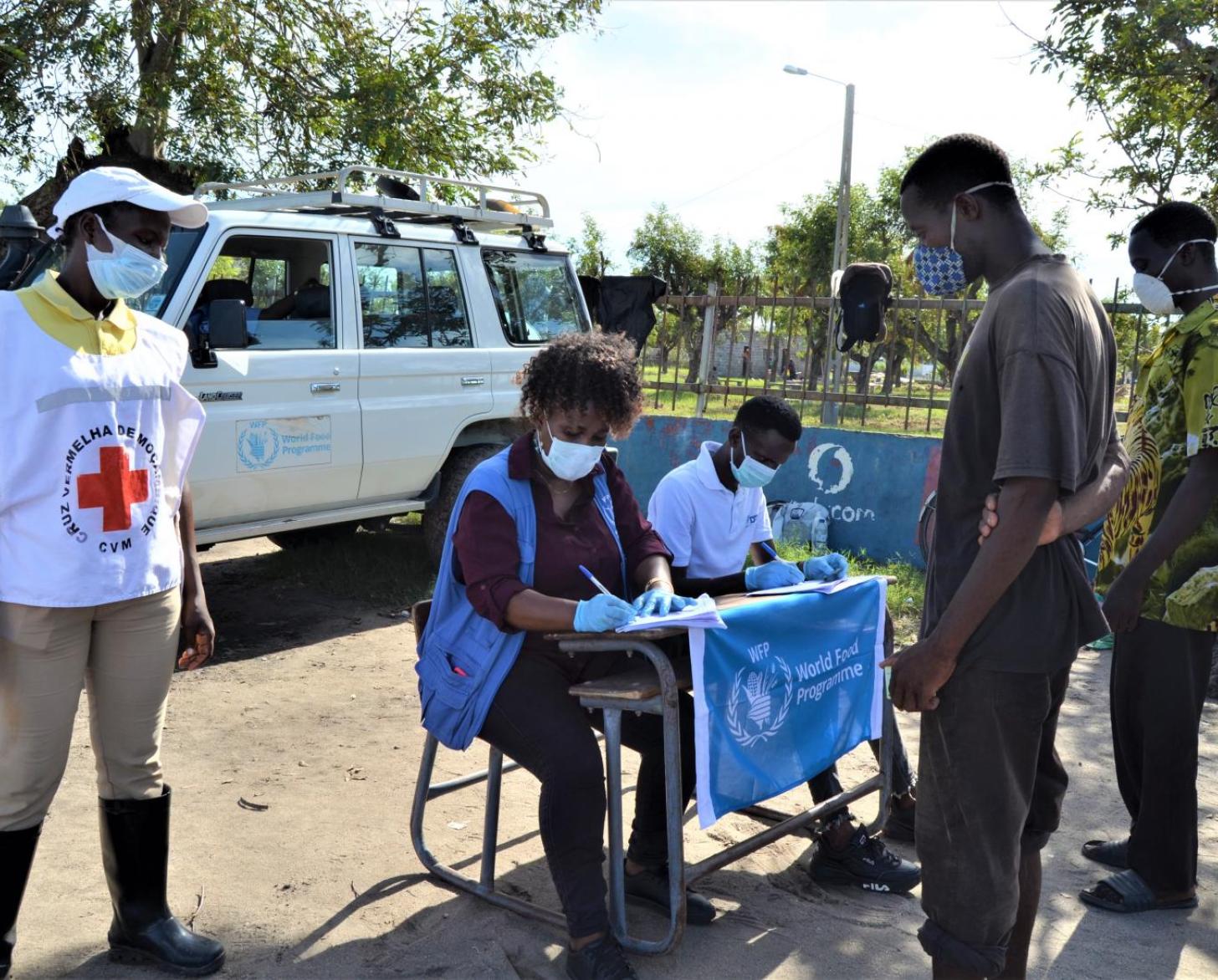 أعضاء المجتمع يسجلون أسماءهم لدى برنامج الأغذية العالمي في مدينة بيرا.