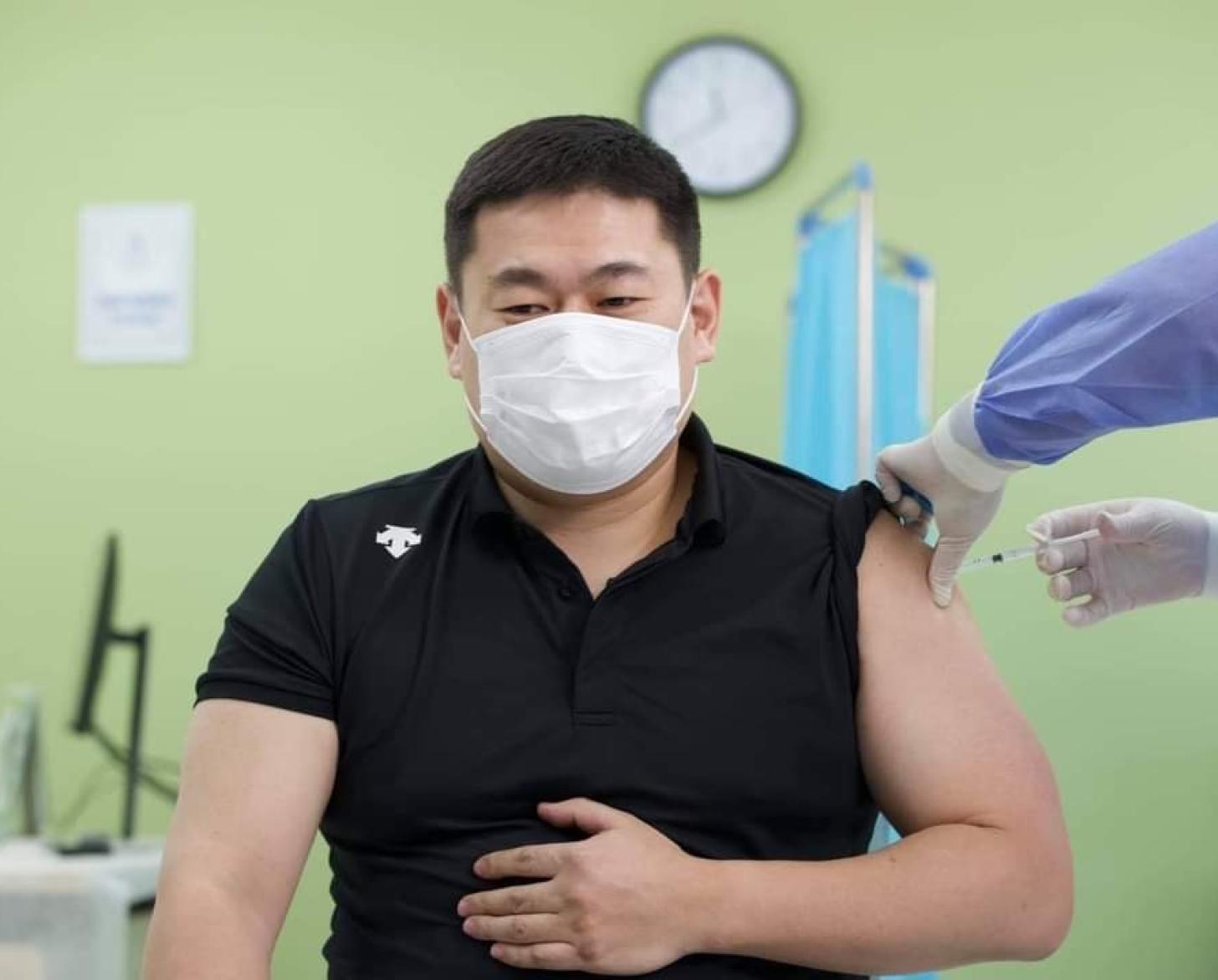 تلقى رئيس الوزراء المنغولي الجرعة الأولى من لقاح كوفيد-19.