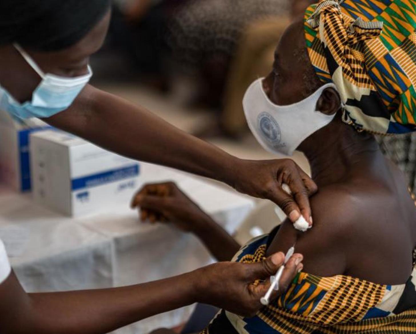 Une personne se fait vacciner contre la Covid-19 en Afrique.