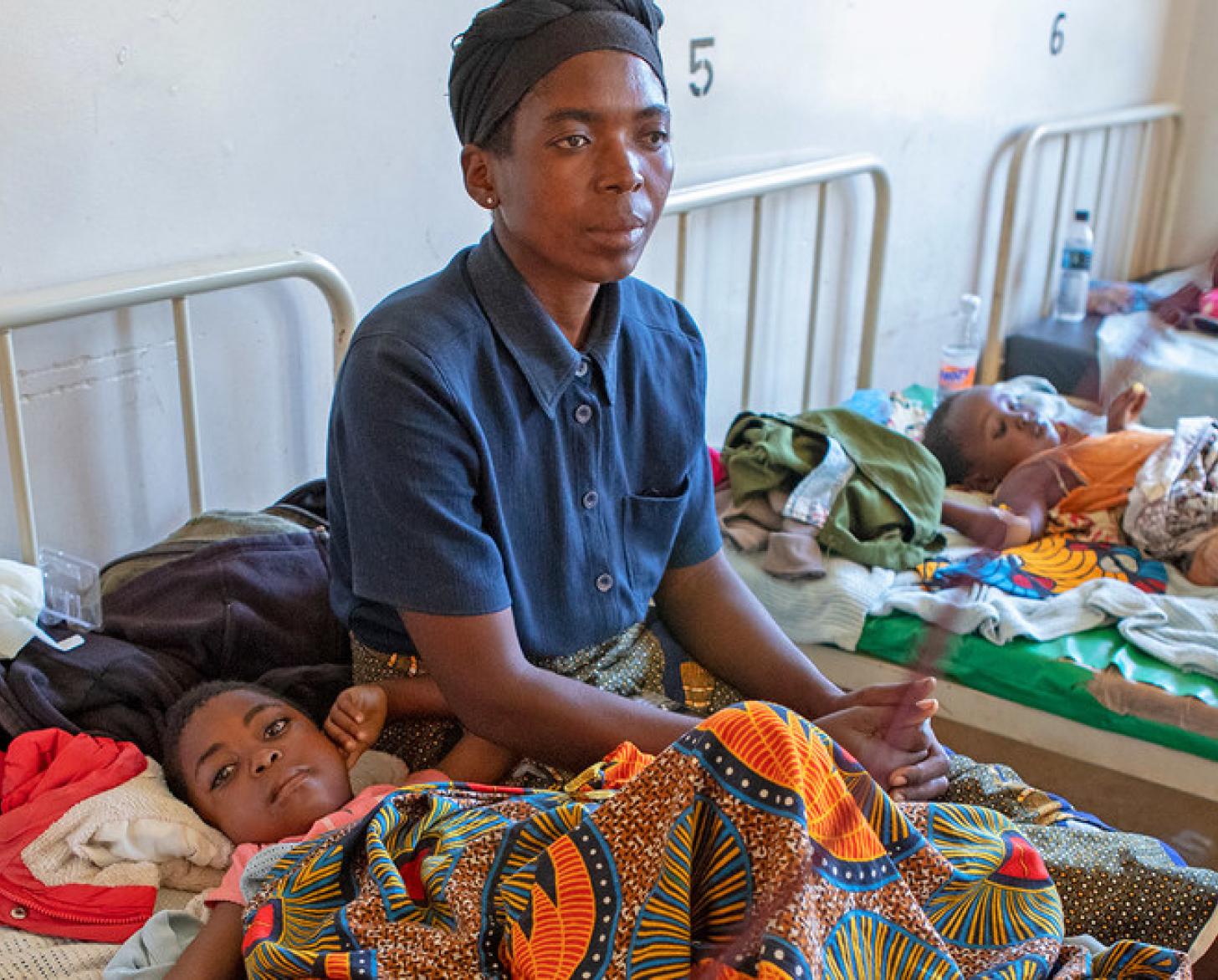 Une femme s'occupe de son enfant atteint de paludisme dans un hôpital du Malawi (avril 2019). 