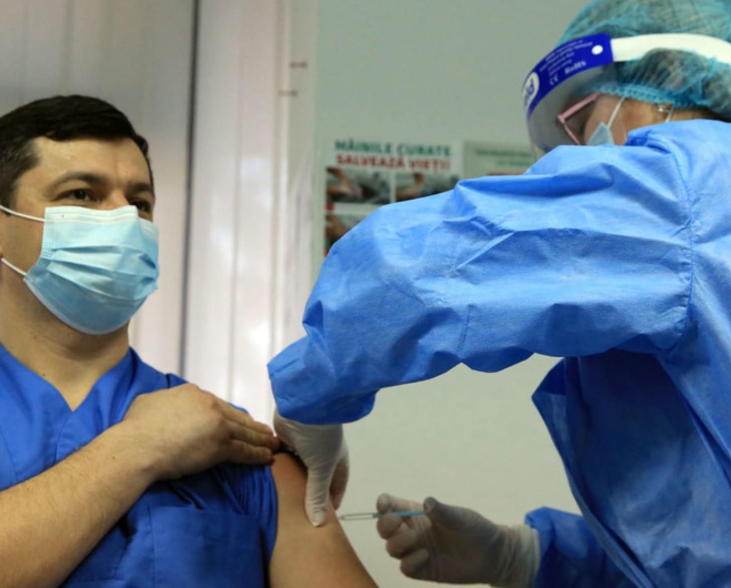 رجل يتلقى اللقاح ضد كوفيد-19.