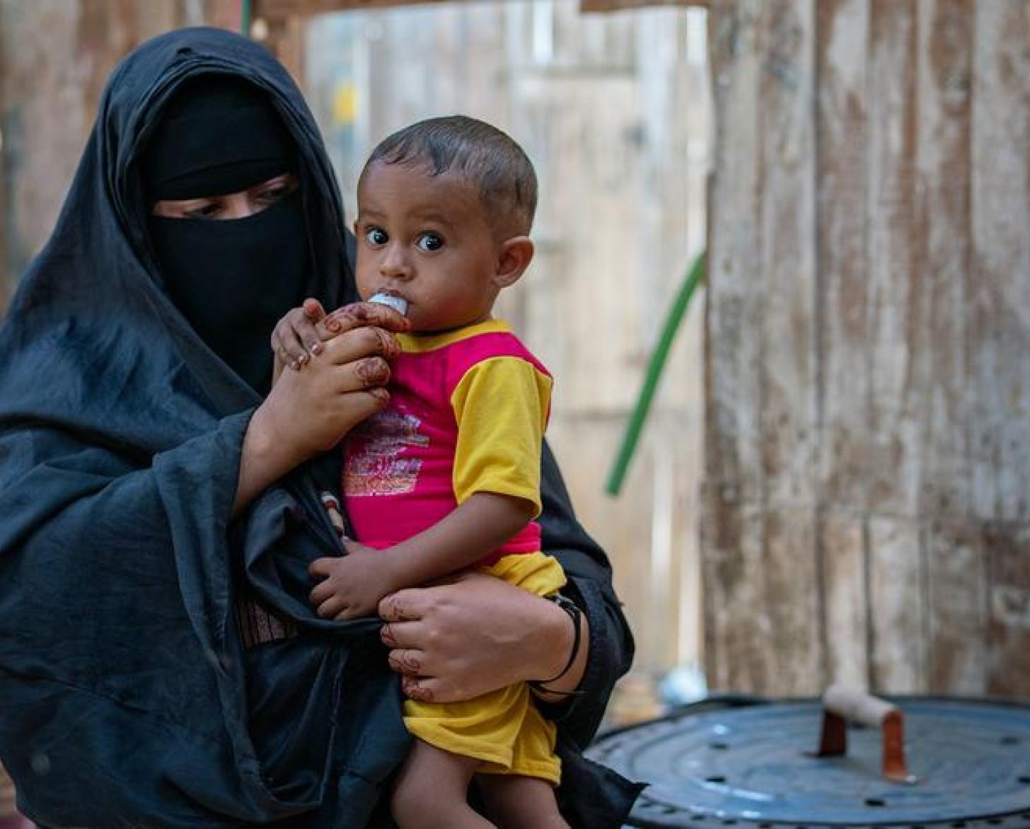 طفل يأكل طعاماً تكميلياً في نقطة توزيع تابعة لبرنامج الغذاء العالمي في المخا، اليمن.