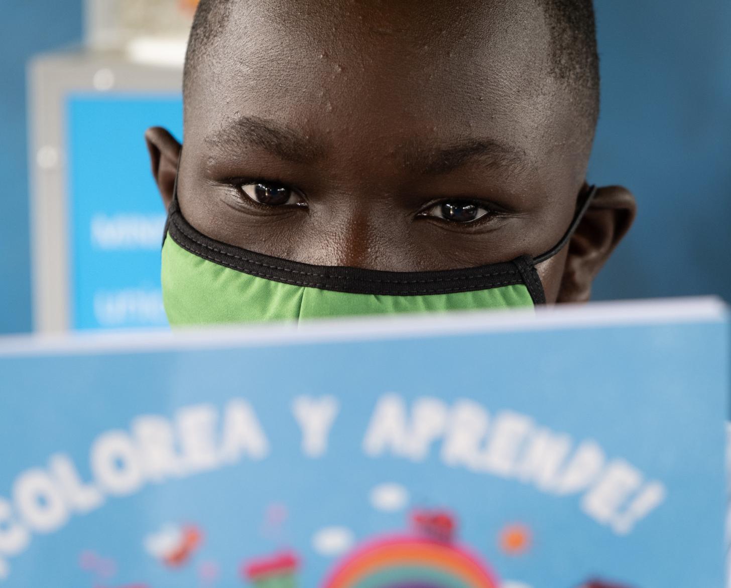 صبي يركز على قراءة كتاب.