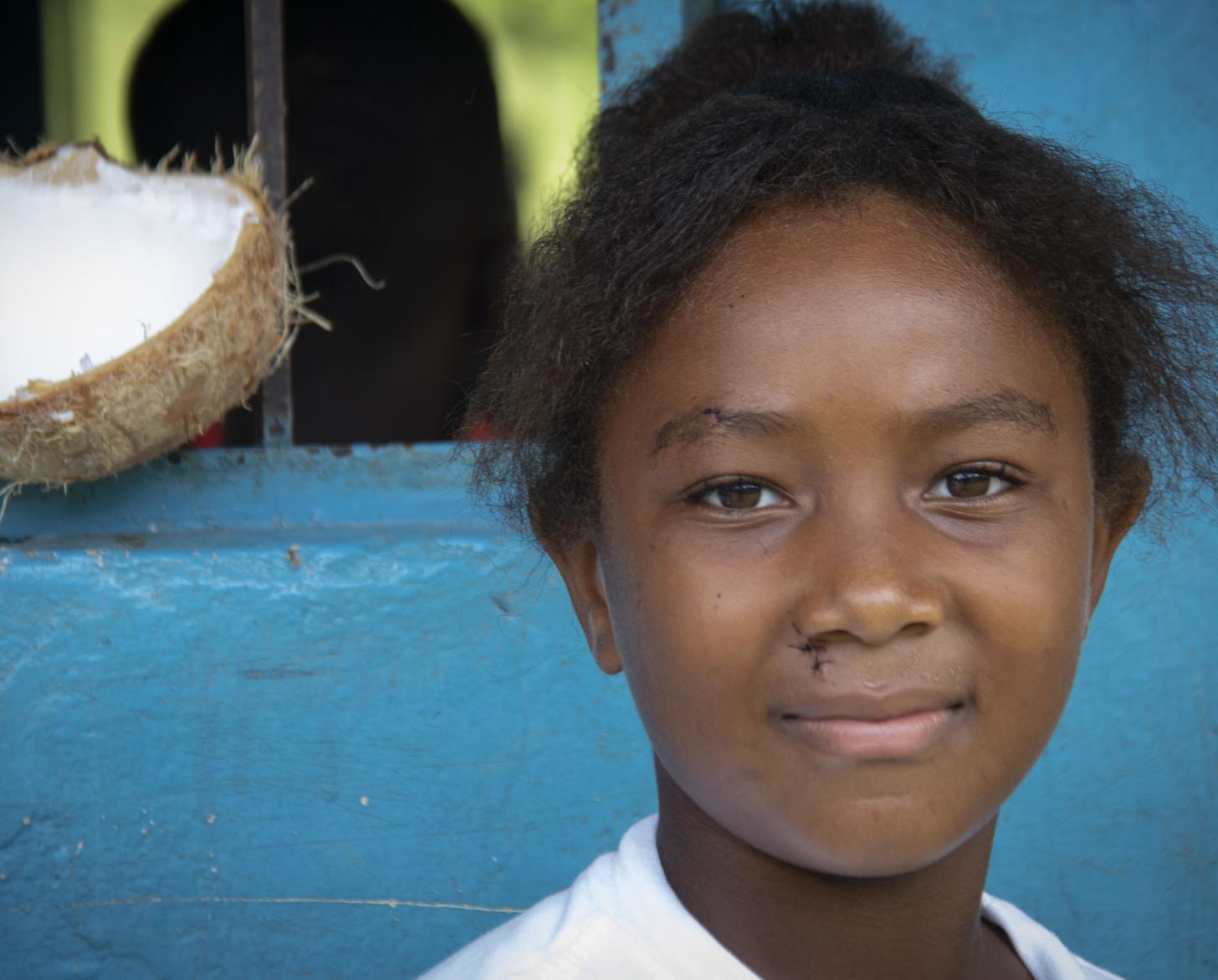 صورة مقربة لتلميذة تنظر إلى الكاميرا.