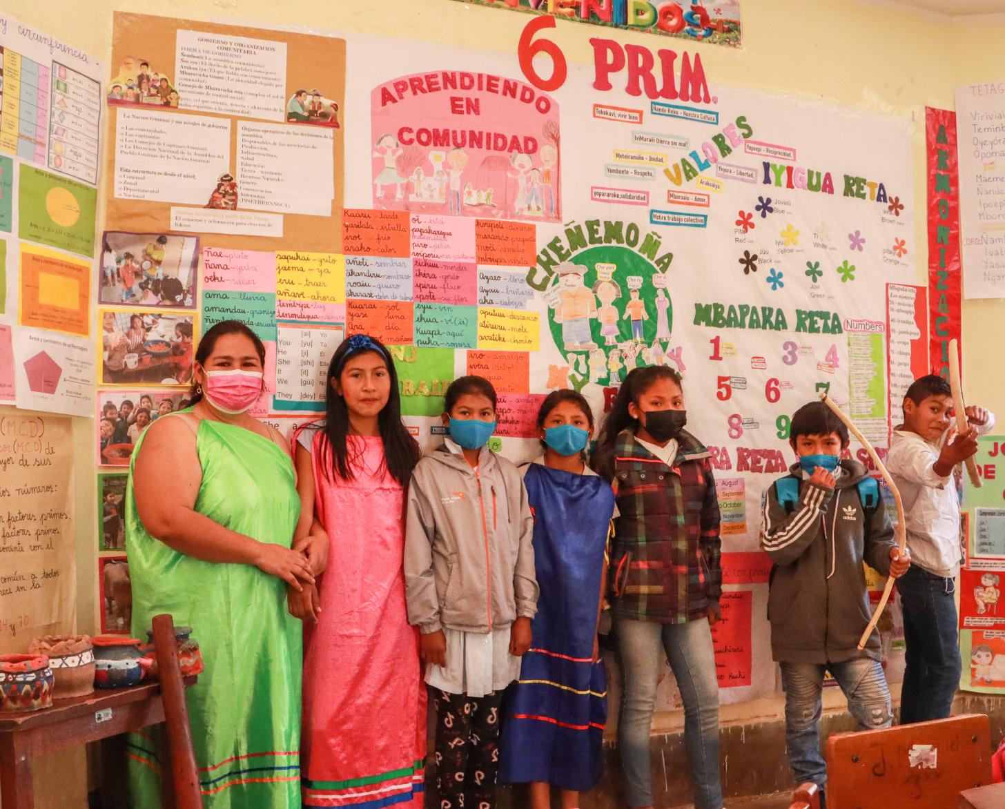 Marbel Álvarez maestra de la escuela Isipotindi en Bolivia junto a un grupo de estudiantes.