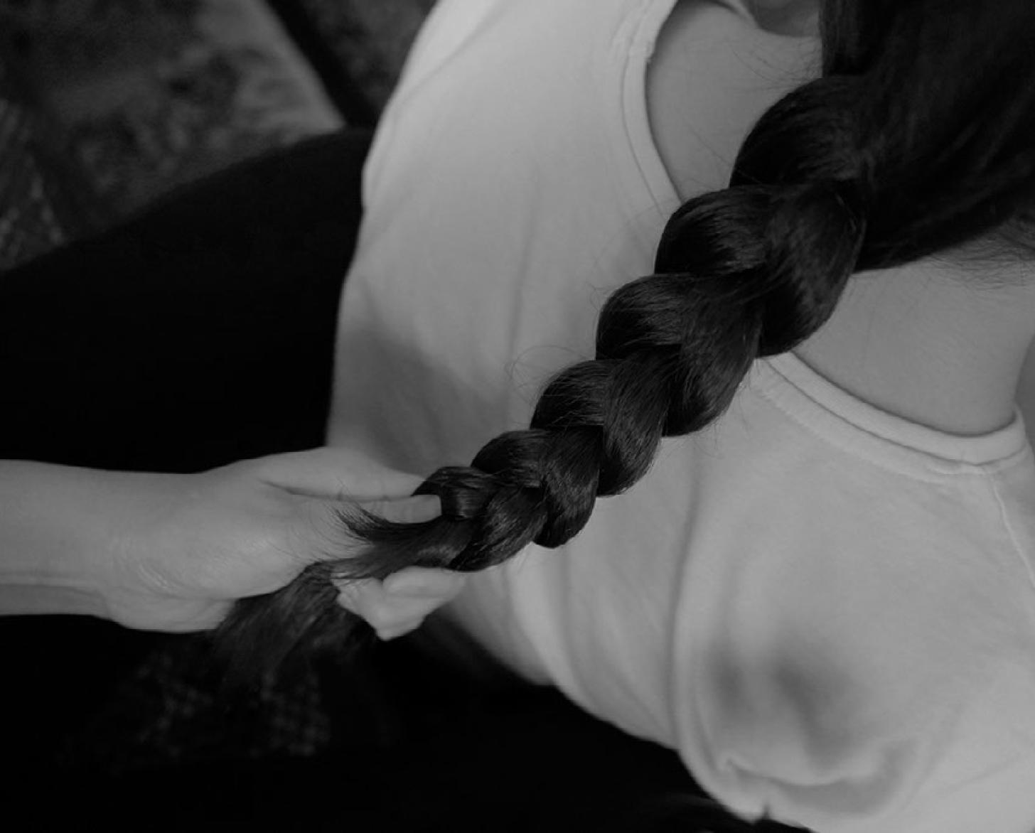 تضفير شعر الفتاة من قبل والدتها.