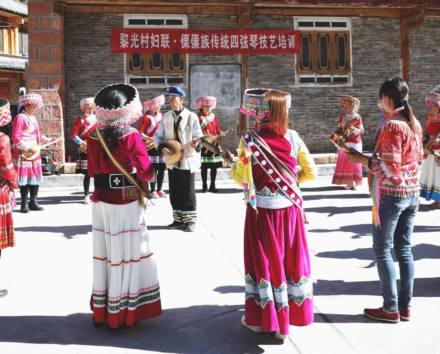 يتم تدريب النساء على العزف على آلة كيبان الموسيقية.