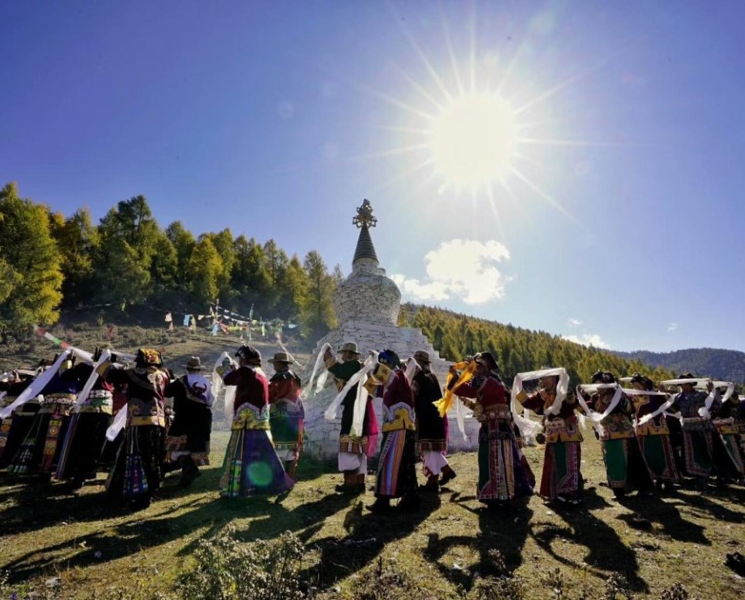 احتفال في قرية جياجين.