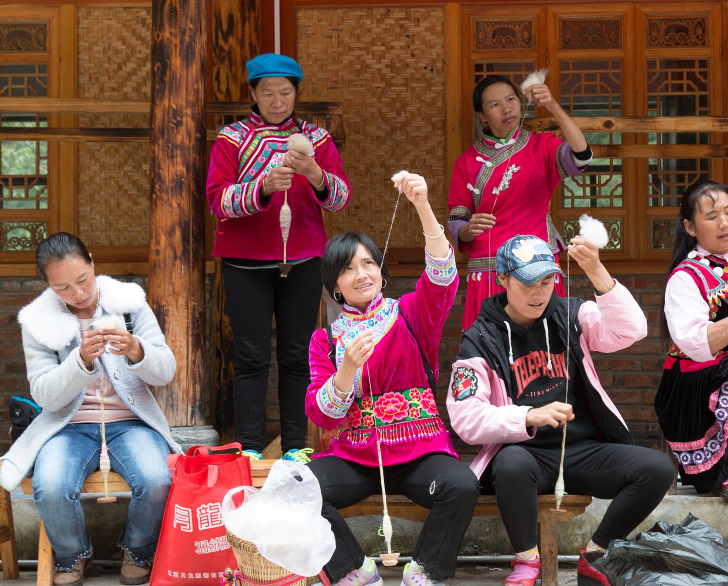 6 نساء ينسجن الصوف.