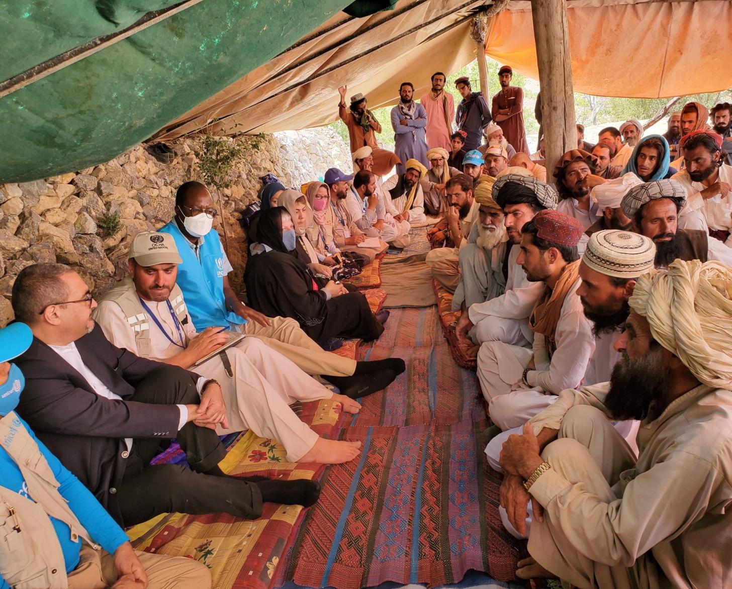 El Dr. Ramiz visitando a los habitantes del poblado de Wori Kalia en el distrito de Barmal en una tienda de campaña.