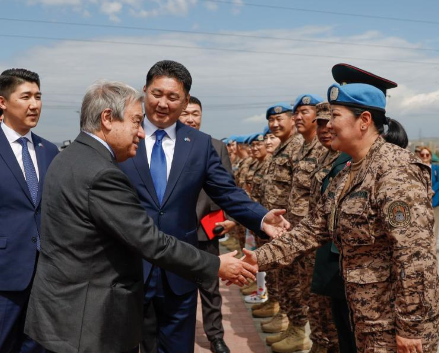 رحب جنود حفظ السلام المنغوليون بالأمين العام للأمم المتحدة، ومن بينهم أول عميدة أنثى هي بولور جانبولد.