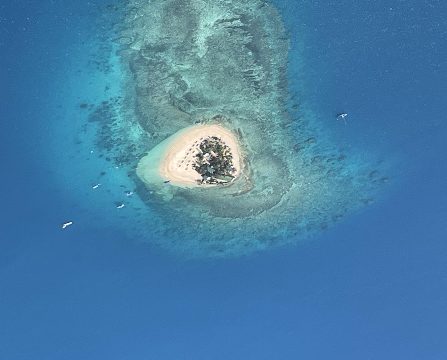 被海洋包围的岛屿的鸟瞰图