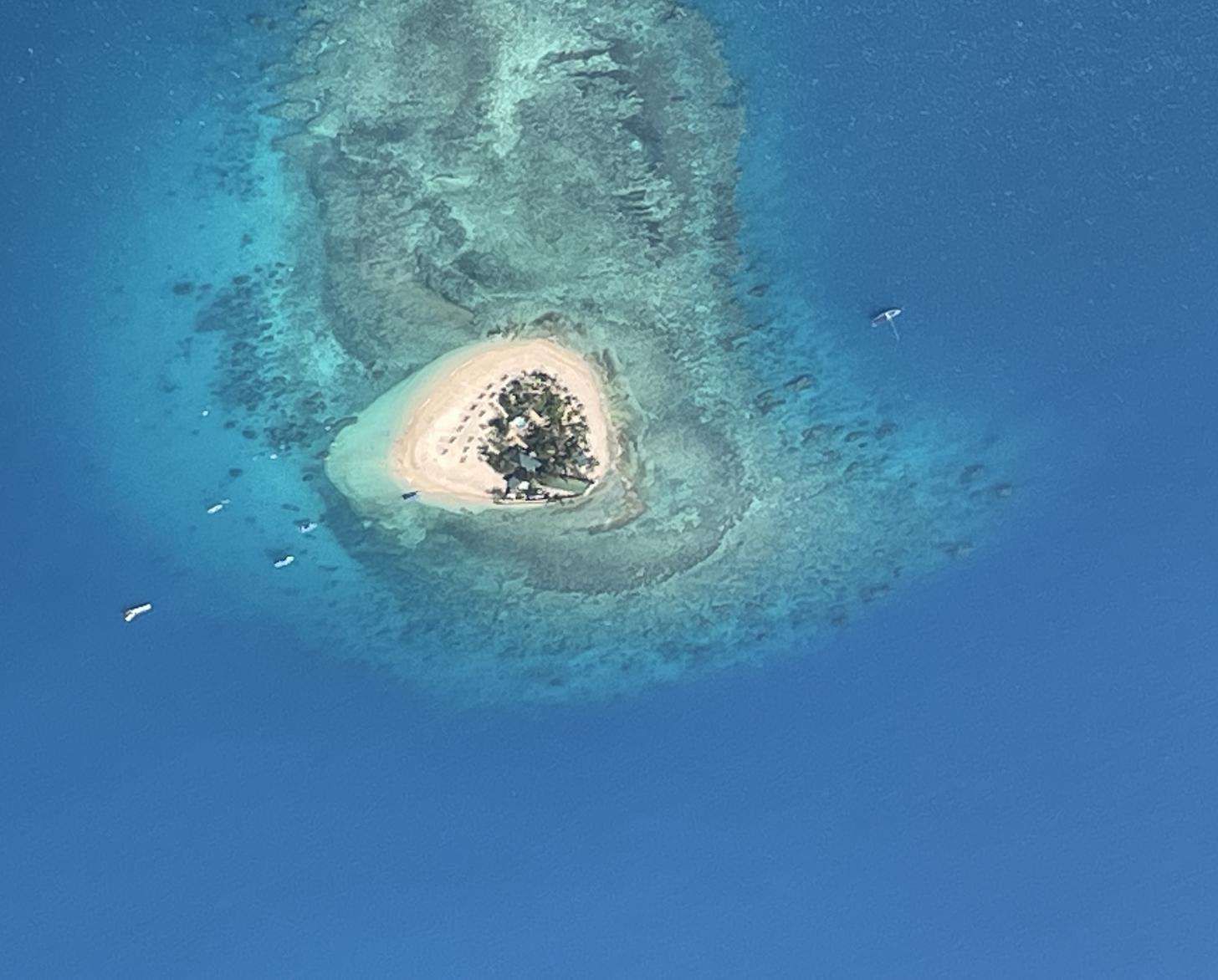 منظر من الجو لجزيرة.