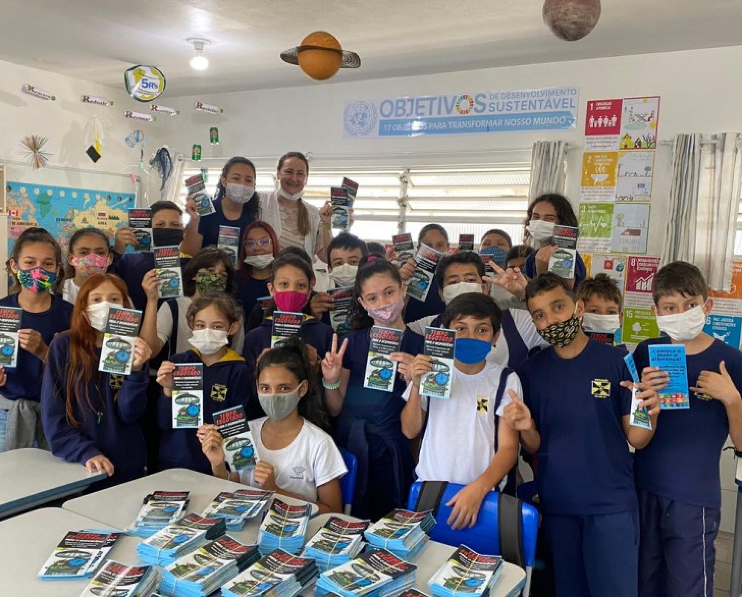 المعلمة باتريسيا واندرليند ألفيس مع طلابها في الصف الخامس أساسي في مدرسة البروفيسورة جوديث دوارتي دي أوليفيرا الابتدائية.