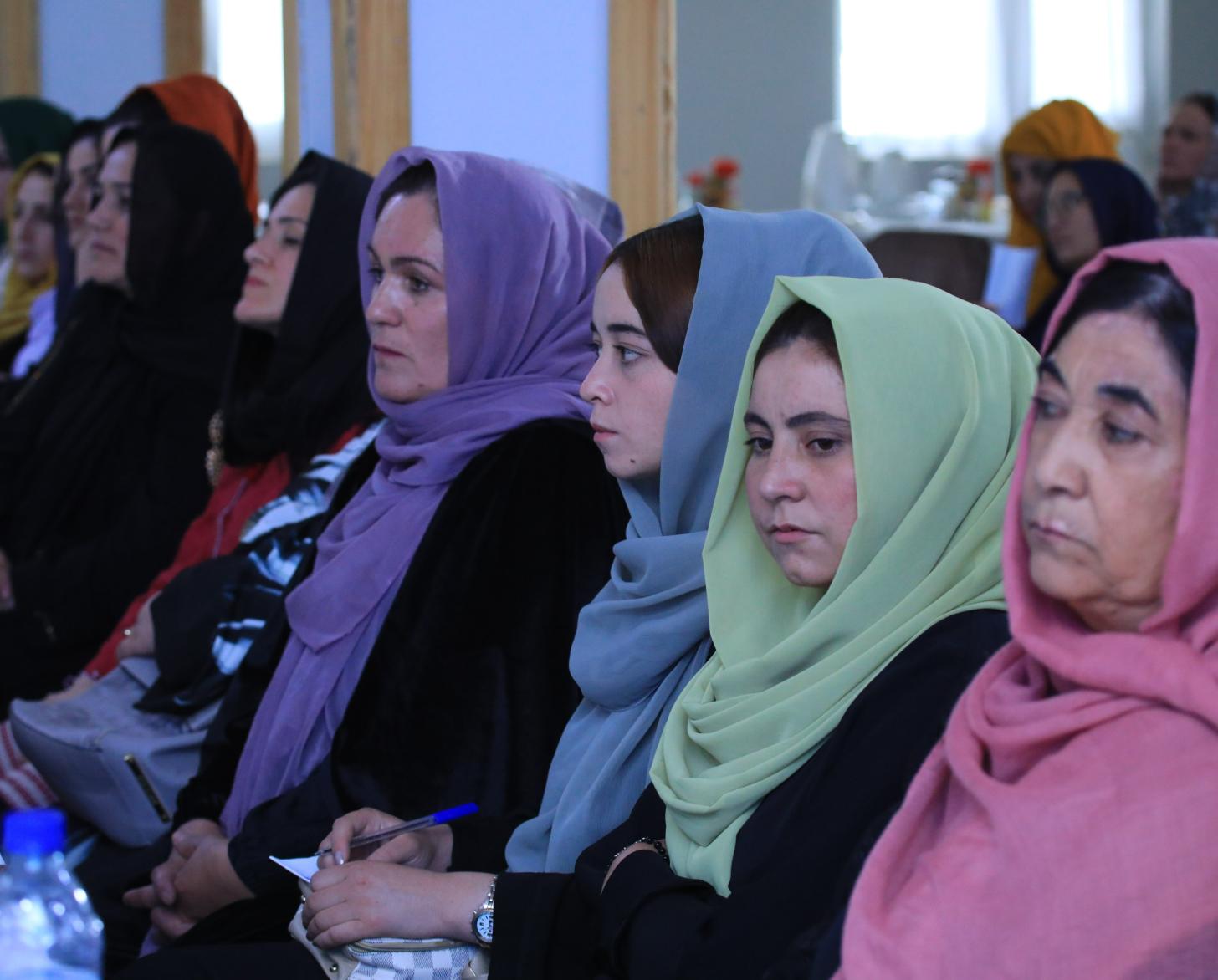 نساء يرتدين حجاب ويجلسن في حفل افتتاح.