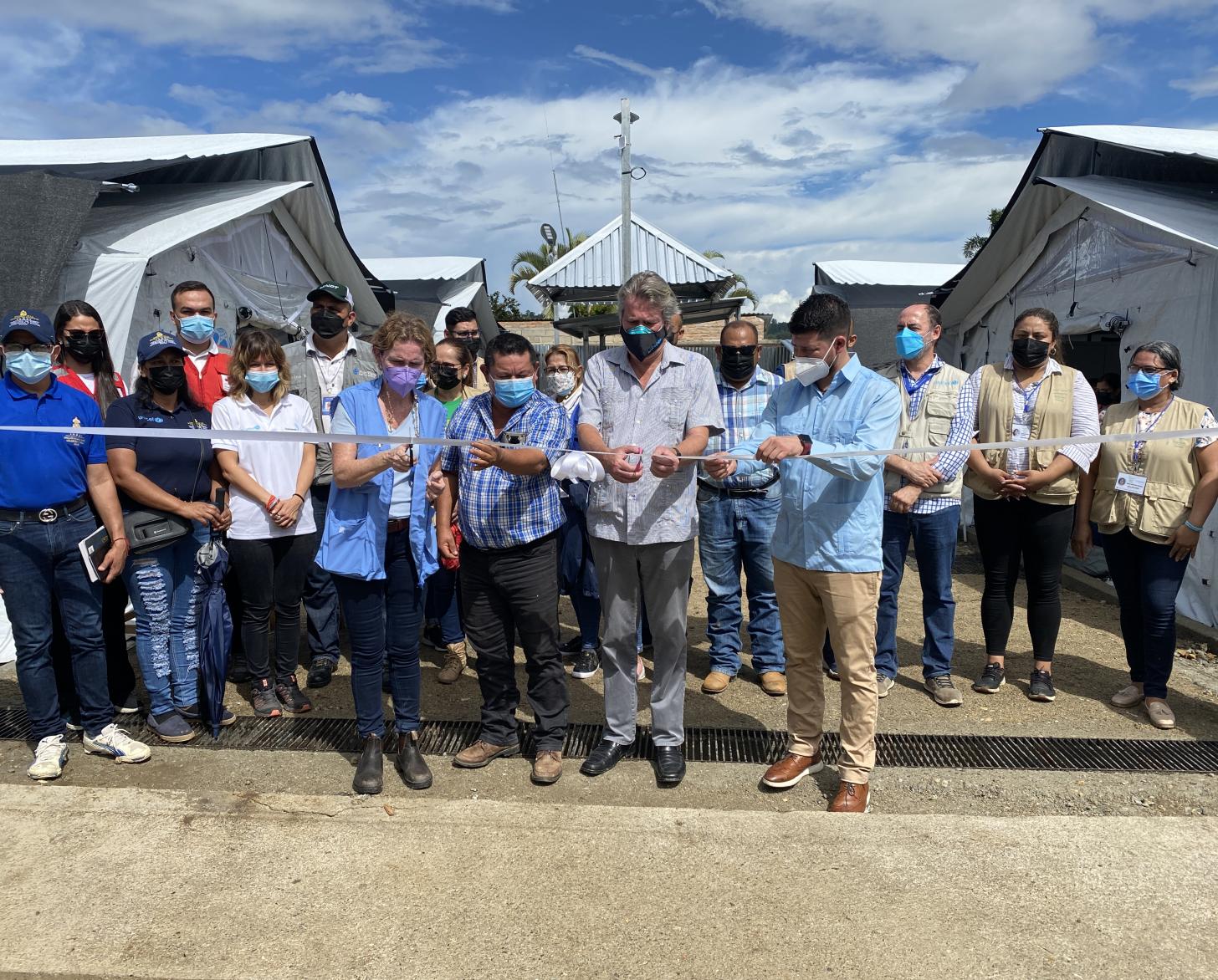 المنسقة المقيمة للأمم المتحدة وممثل اليونيسف وممثلو الحكومة في حفل افتتاح مركز الراحة الموقتة.