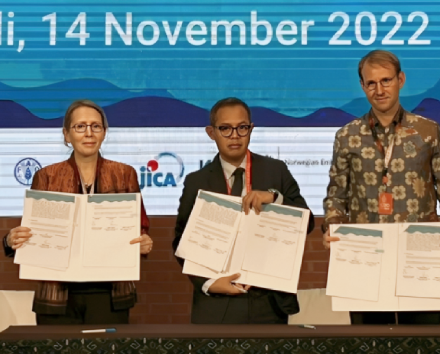 توقيع شراكة الخطة الزرقاء الوطنية على هامش قمة قادة مجموعة العشرين في 14 نوفمبر 2022. تقف فاليري جولياند (المنسق المقيم للأمم المتحدة في إندونيسيا) إلى جانب جودي ماهاردي (نائب وزير التنسيق لتنسيق الموارد البحرية، وزارة تنسيق الشؤون البحرية وشؤون الاستثمار) وبجانبه بريان دوسزا (مدير مكتب البيئة التابع للوكالة الأمريكية للتنمية الدولية في إندونيسيا)، الذين مثلوا 12 شريكًا في مجال التنمية في خلال حفل التوقيع.