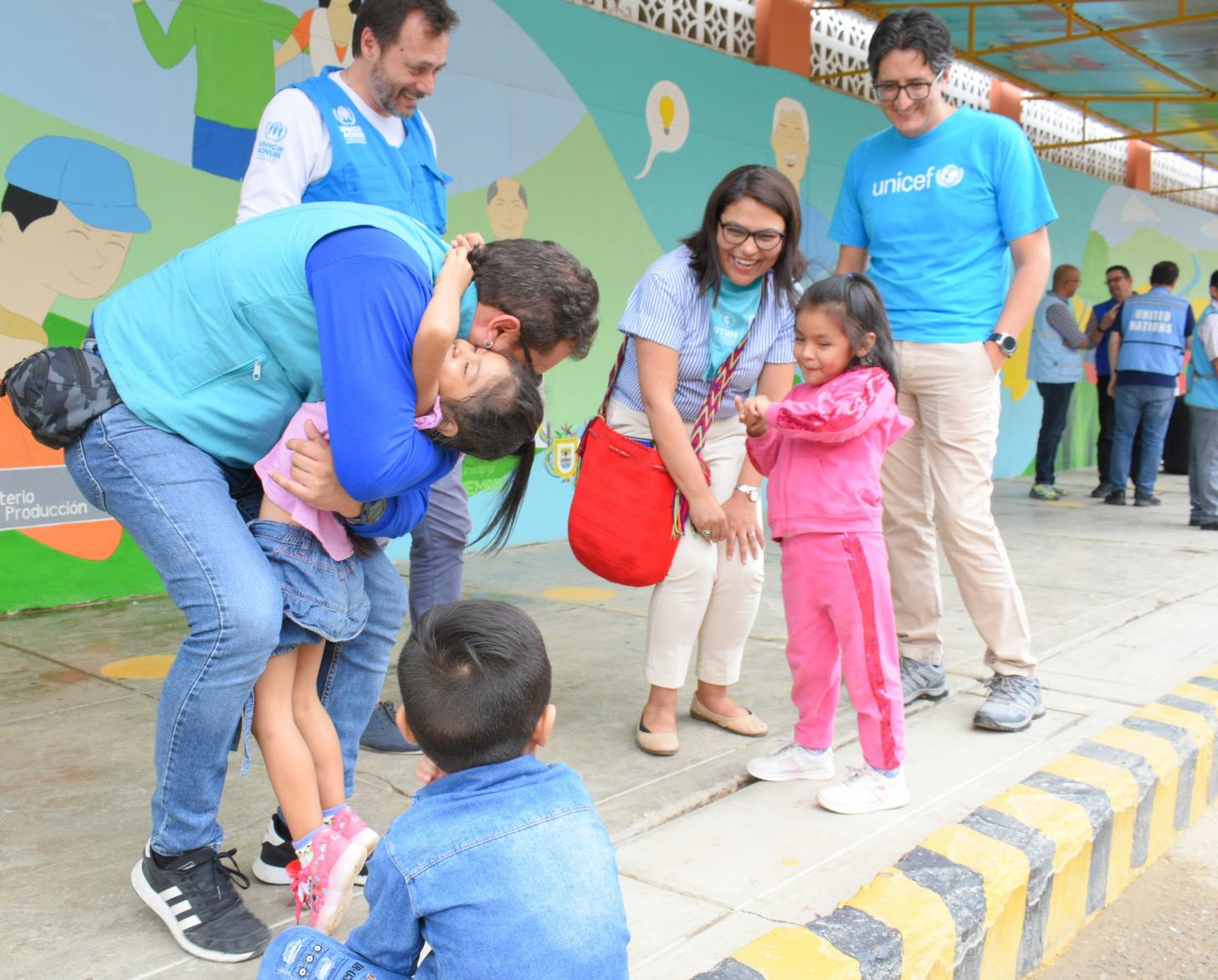 Representantes de las Naciones Unidas en Perú y Ecuador interactúan con niños y niñas venezolanos que reciben asistencia en los puntos de atención y orientación para migrantes y refugiados de Tumbes, ciudad situada en la frontera entre Perú y Ecuador.