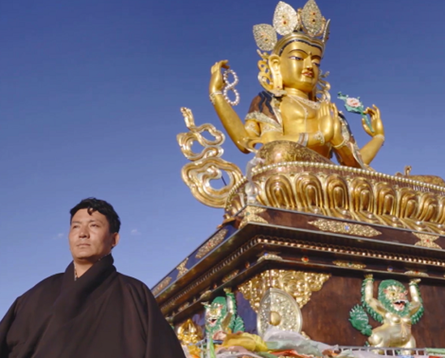 班久在佛像前。