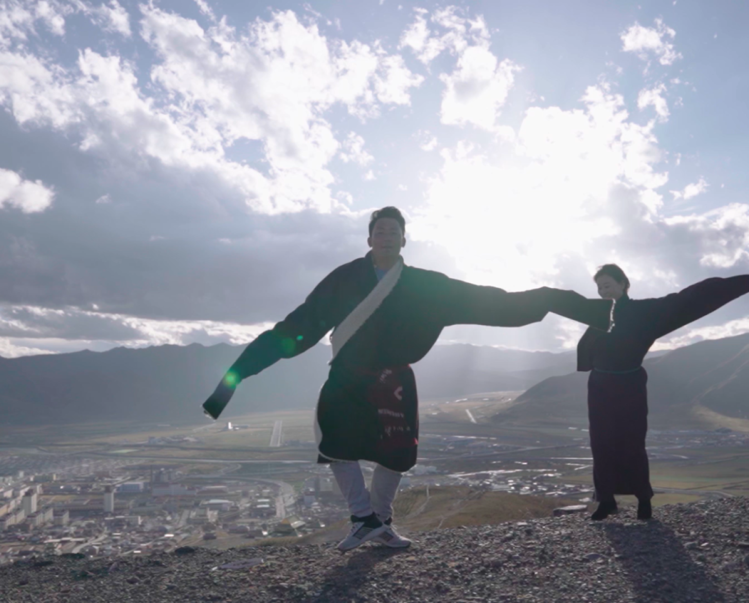 班久在高原上载歌载舞。