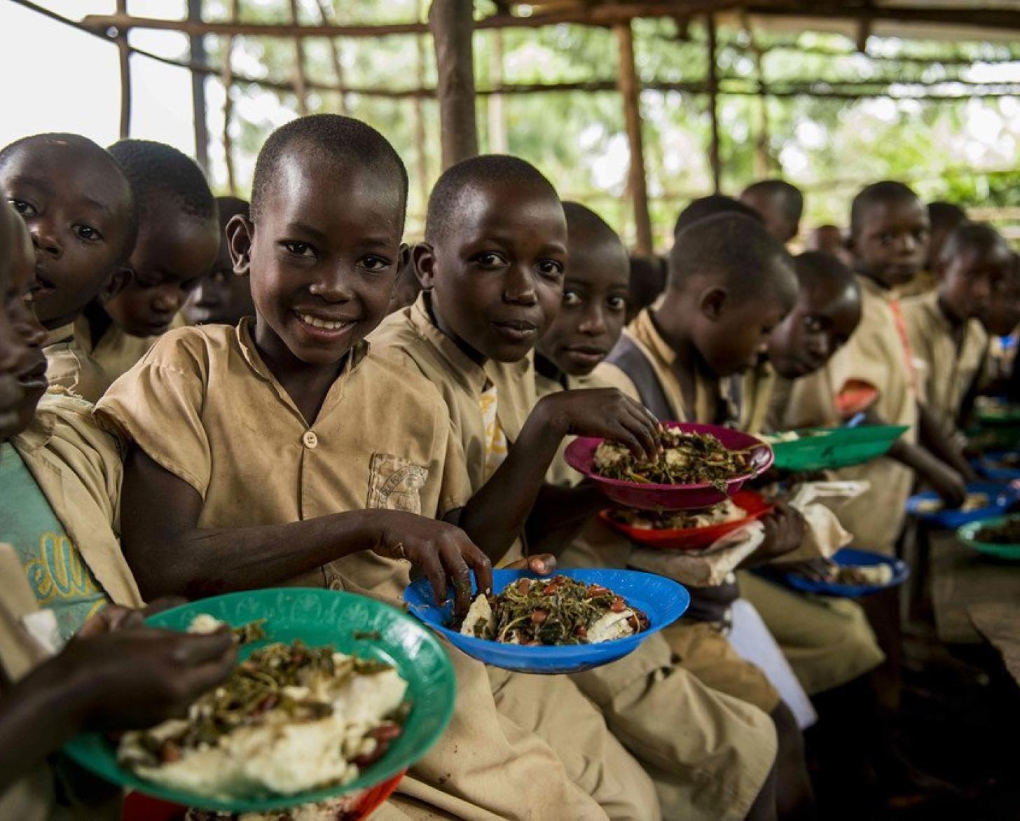 布隆迪一所小学的学生们正在吃午饭。