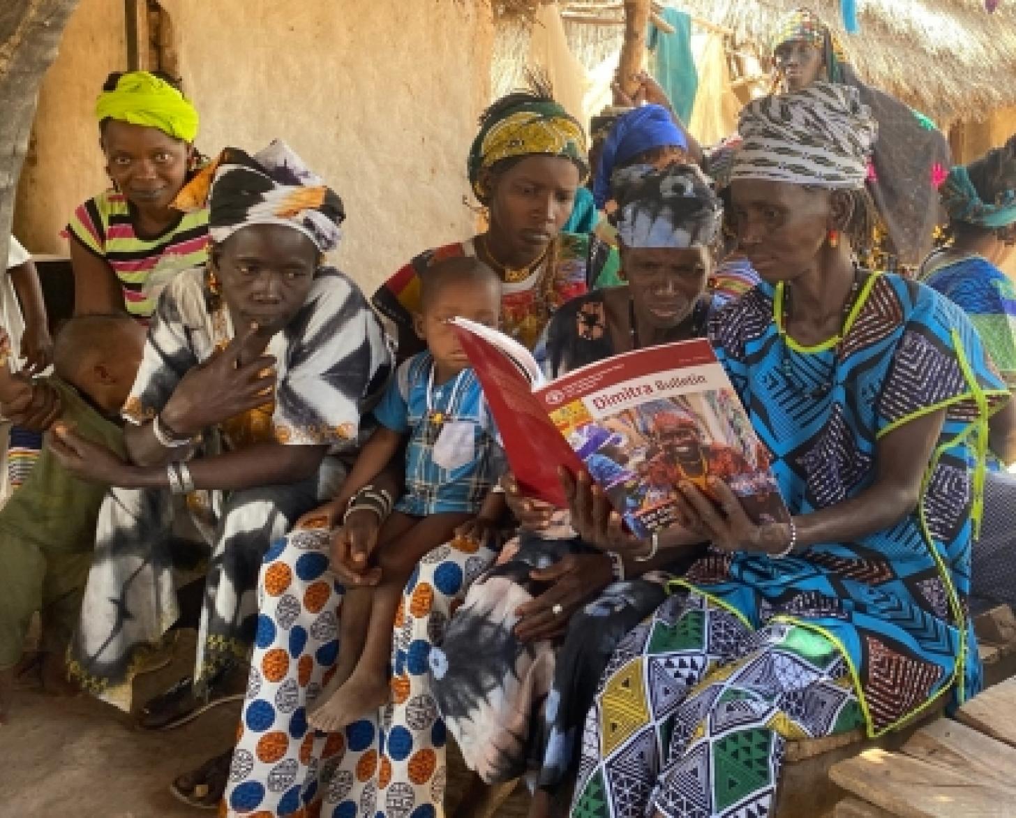 粮农组织与社区合作，设立了名为迪米特拉俱乐部的讨论和行动小组，农村女性和男性可以在这些安全、包容的空间里，寻求社区问题的解决方法。