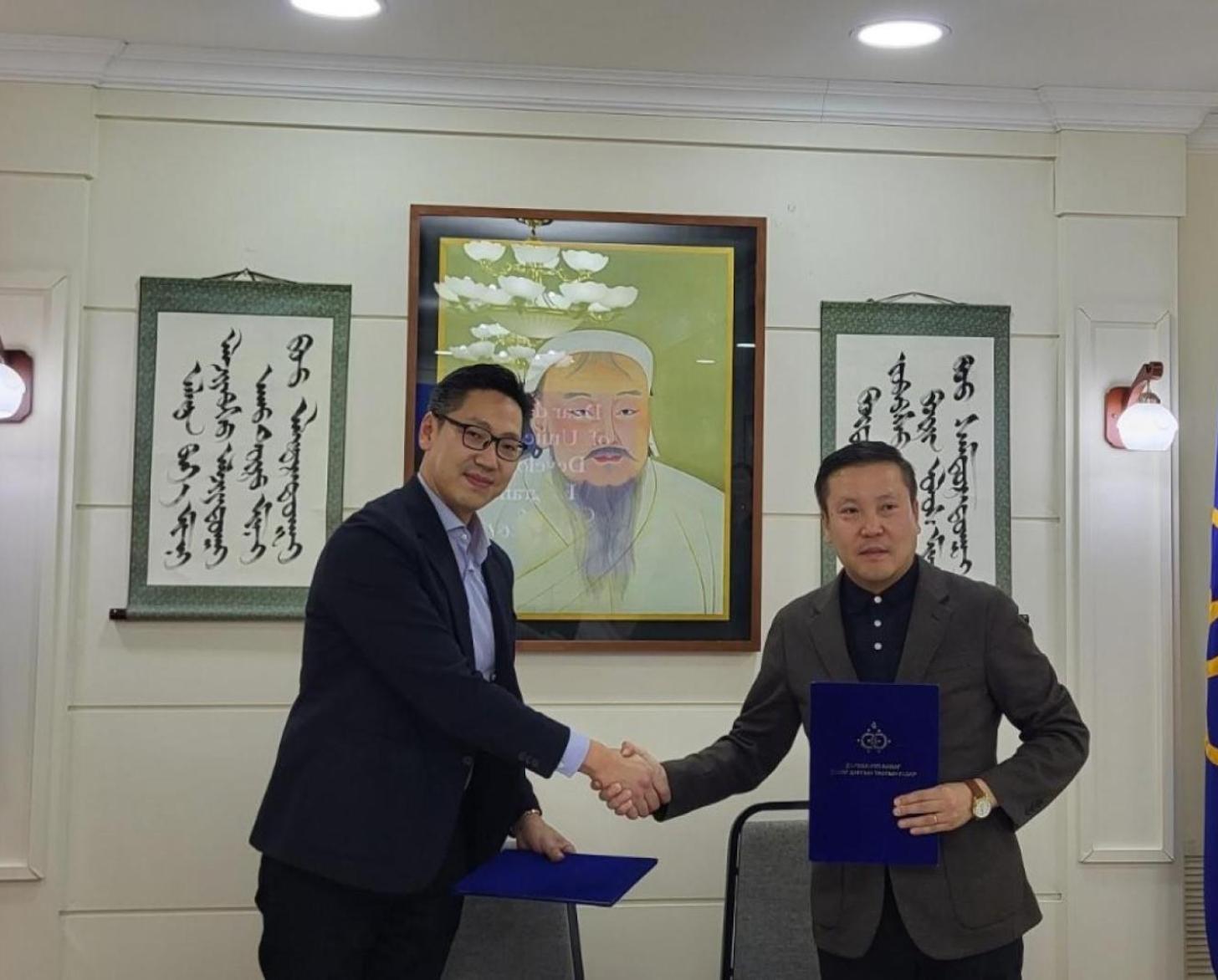 Deputy Governor of Darkhan-Uul Province, B. Javkhlan and Head of Exploration of UNDP Mongolia’s Accelerator Lab, E. Telmen exchanges signed MoU Photo: 