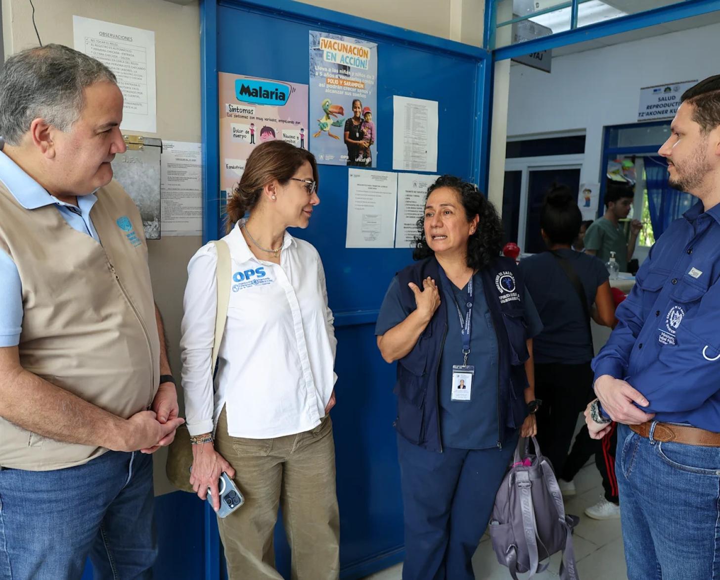 Four high-level UN officials (two women and two men) talk amongst themselves in Guatemala.