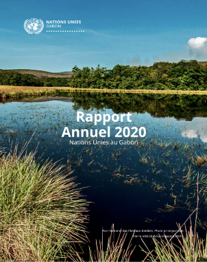 Photo du Parc national des Plateaux Batékés, au Gabon, montrant une grande étendue d’eau bordée de plantes sauvages et d’arbres.