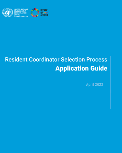 غلاف تقرير أزرق مع كتابة باللون الأبيض.