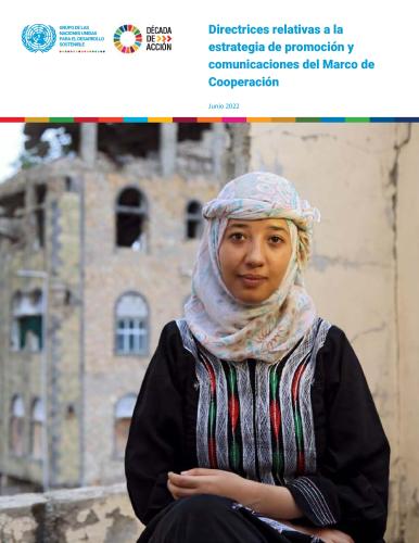 Primer plano de una mujer joven que mira a la cámara con sus brazos sobre su regazo, y en el fondo una edificación en una estado de ruina.