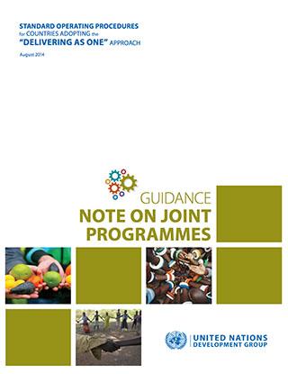 Couverture d'un document intitulé "UNDG Guidance Note on Joint Programme", qui signifie en français "Note d'orientation du GNUD sur les programmes conjoints" sur laquelle sont diposés plusieurs carrés alternant des photograhies et des fonds unis de couleur vert kaki.