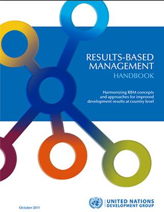 Couverture d'un document intitulé "UNDG Results-based Management Handbook", qui signifie en français "Manuel de gestion axée sur les résultats du Groupe des Nations Unies pour le développement durable", sur laquelle figurent le titre et le sous-titre du document sur fond bleu, ainsi qu'une série de cercles de différentes couleurs connectés entre eux en réseau par des lignes droites autour d'un cercle central.