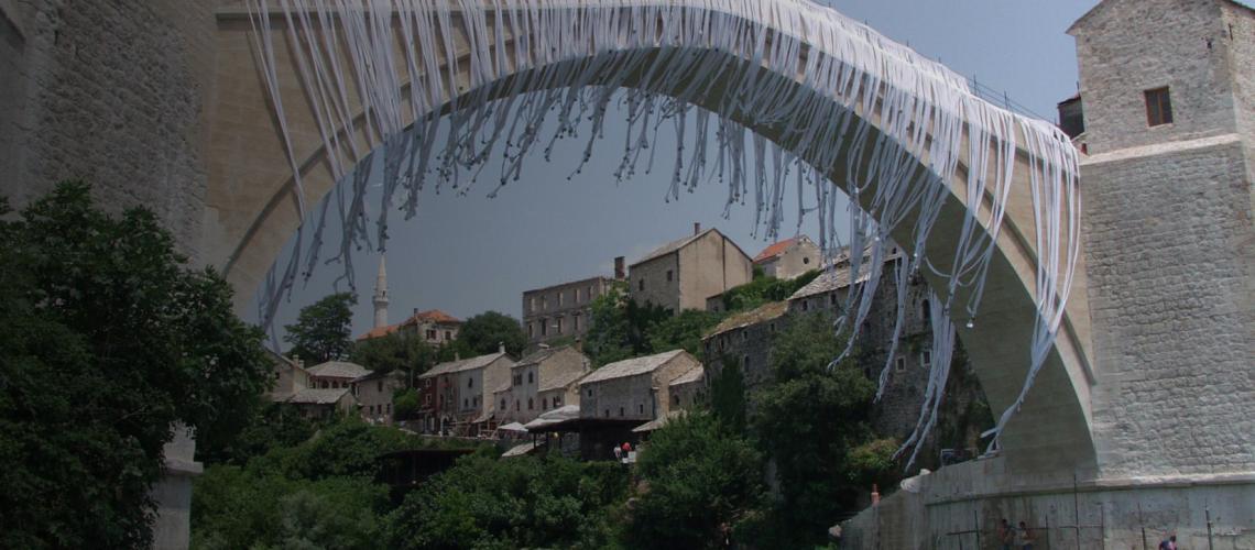 تظهر الصورة جسرًا تحته مياه جارية.