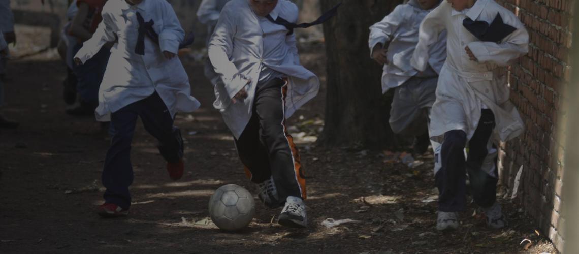 يلعب أطفال المدارس العامة خارج الصف.