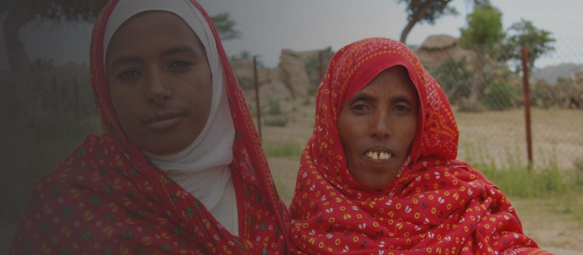 Sherifa (izquierda) y Amna (derecha), dos de las comprometidas trabajadoras sanitarias de la comunidad de Geleb.