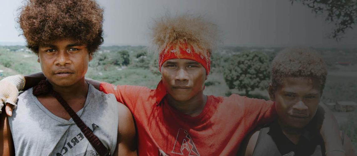 ثلاثة شبان يأخذون استراحة من الأعمال الروتينية لالتقاط صورة.