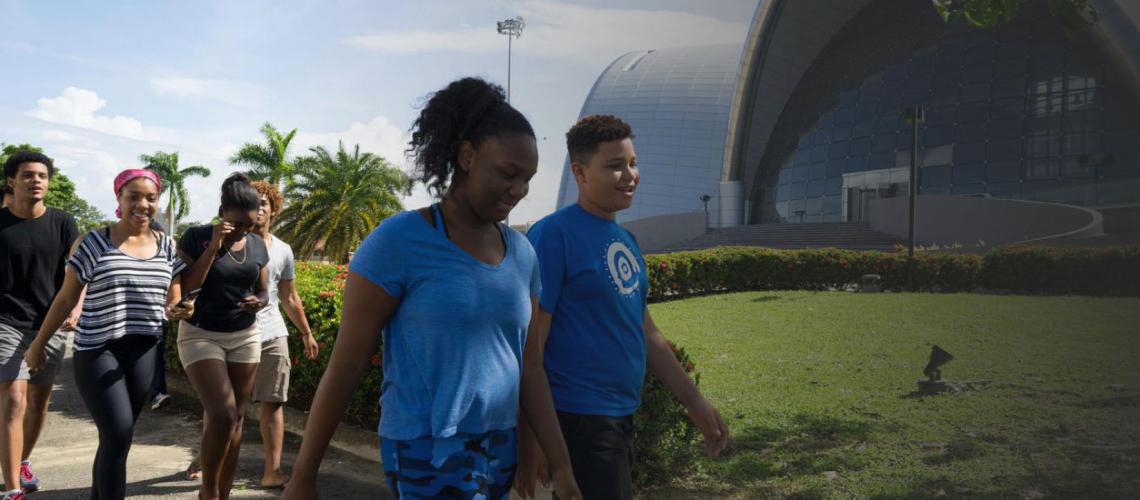 إليوت روس ديك، 13 عامًا، وطلاب آخرون يذهبون في نزهة قصيرة أثناء فترة الاستراحة في خلال ورشة عمل في بورت أوف سبين، ترينيداد وتوباغو.