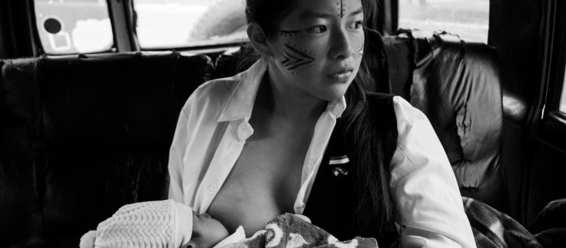 Imagen en blanco y negro de una mujer amamantando.