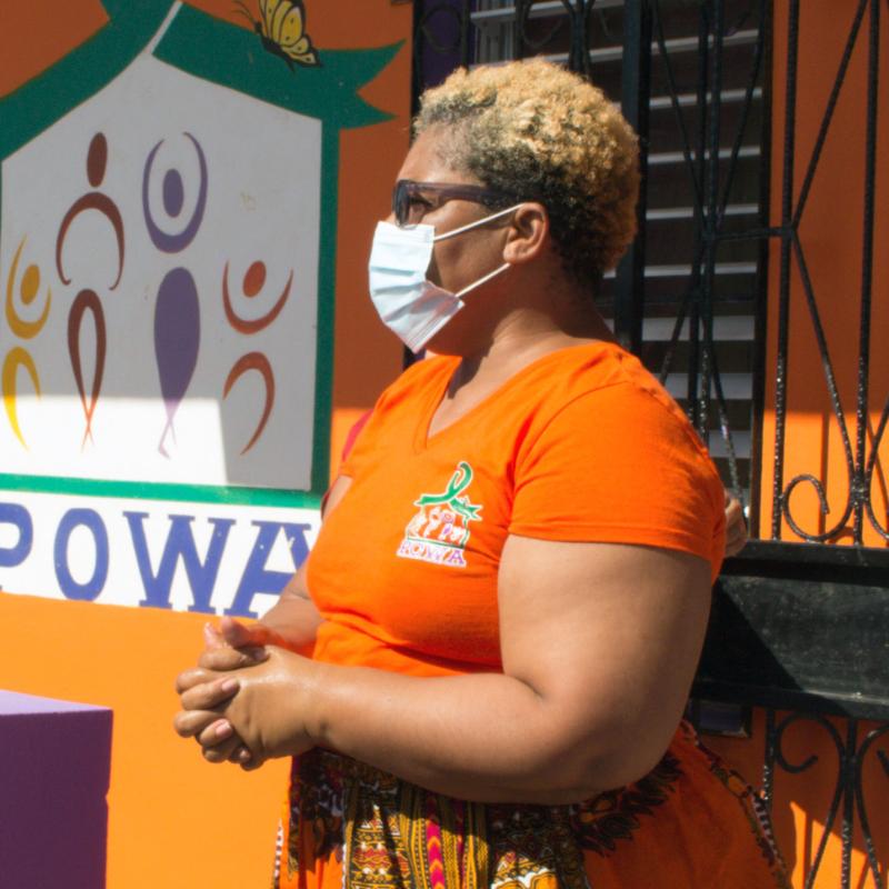 ميشيل إيرفينغ، منسقة POWA ومسؤولة قسم المرأة في منطقة ستان كريك تقف خارج مبنى المنظمة.